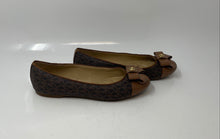 Load image into Gallery viewer, Michael Kors Womens Brown Monogram Bow Cap Toe Slip-On Casual Ballet Flats Sz 6
