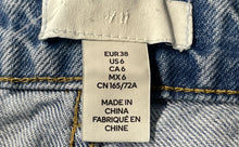 Load image into Gallery viewer, H&M Womens Blue Medium Wash Stretch Pockets Bermuda Shorts Size 6