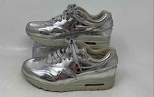 Load image into Gallery viewer, Nike Mens Air Max 1 SP Liquid Silver-Tone Sneakers Shoes Size 3.5 No Insoles