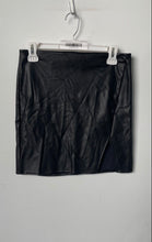 Load image into Gallery viewer, Guess Womens Black Faux Leather Flat Front Back Zip Mini Skirt Size Small