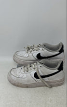 Load image into Gallery viewer, Nike Kids Air Force 1 ‘07 White Black Lace-Up Sneaker Shoes Size 2 Youth