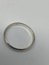 Load image into Gallery viewer, Women's Silver Tone Ring Size 8. Weight 1.6g (NCL)