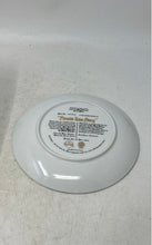 Load image into Gallery viewer, Knowles Walt Disney Snow White Fireside Love Story Decorative Collector Plate