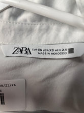 Load image into Gallery viewer, Zara Womens White Long Sleeve Collared Cropped Button-Up Shirt Size XS