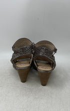 Load image into Gallery viewer, Vince Camuto Womens Eadon Silver-Tone Wooden Block Heel Slingback Sandals 7.5M