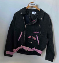 Load image into Gallery viewer, Loud And Live Womens Black Pink Jhayco Vida Rockstar Tour Jacket Size XS