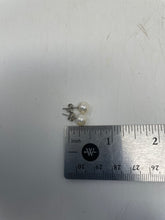 Load image into Gallery viewer, Unbranded Women's Silver Tone Earrings. Weight 1.2g