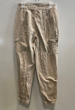 Load image into Gallery viewer, Guess Womens Beige Cargo Pockets Flat Front Tapered Leg Jogger Pants Size M