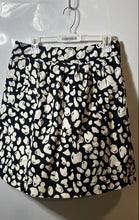 Load image into Gallery viewer, MichaeL Kors Womens Black White Printed Pleated Side Zip Mini Skirt Size 6