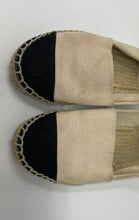 Load image into Gallery viewer, Authentic Tory Burch Womens Tan Black Espadrille Flats Size 6.5M Stained Worn
