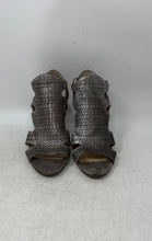 Load image into Gallery viewer, Vince Camuto Womens Eadon Silver-Tone Wooden Block Heel Slingback Sandals 7.5M