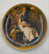 Load image into Gallery viewer, Set Of 2 Pcs Assorted Collector Plates With Certificates Of Authenticity
