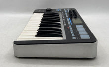 Load image into Gallery viewer, Samson Graphite 25 Black White Key Mini USB MIDI Keyboard Controller