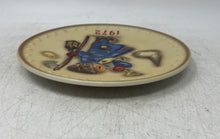 Load image into Gallery viewer, Goebel M.J Hummel Annual Series 2nd Edition 1972 Porcelain Collector Plate