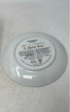 Load image into Gallery viewer, Knowles Walt Disney Snow White A Special Treat Decorative Collector Plate