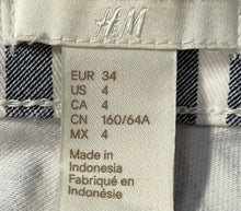 Load image into Gallery viewer, H&M Womens White Blue Striped Denim Stretch Five-Pocket Mom Shorts Size 4