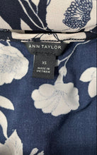 Load image into Gallery viewer, Ann Taylor Womens Black Floral Short Sleeve Keyhole Round Neck Blouse Top Sz XS