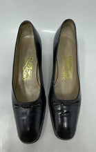 Load image into Gallery viewer, Authentic Salvatore Ferragamo Womens Black Leather Pump Heels Size 5B Damaged