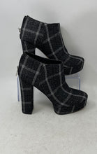 Load image into Gallery viewer, Jessica Simpson Womens Maysie Gray White Back Zip Ankle Booties Size 7.5M