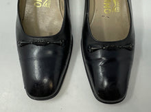 Load image into Gallery viewer, Authentic Salvatore Ferragamo Womens Black Leather Pump Heels Size 5B Damaged