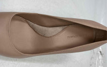 Load image into Gallery viewer, Banana Republic Womens Beige Leather Pointed Toe Slip-On Pump Heels Size 8.5M