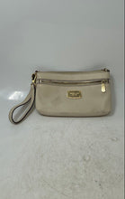 Load image into Gallery viewer, Michael Kors Womens Jet Set Beige Pebbled Leather Pockets Wristlet Wallet