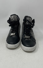 Load image into Gallery viewer, Juicy Couture Womens Jorgia Black White Monogram Round Toe Sneaker Shoes Sz 9.5