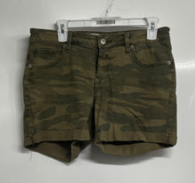Load image into Gallery viewer, Lucky Brand Womens Green Camouflage Regular Fit Cuffed Chino Shorts Size 6/28