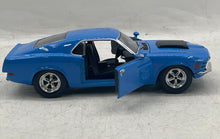Load image into Gallery viewer, Motormax Sku 73303 Blue 1/24 Scale Diecast 1970 Ford Mustang Boss 429 Model Car