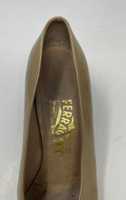 Load image into Gallery viewer, Authentic Salvatore Ferragamo Womens Gold-Tone Leather Pump Heels Size 6.5 B