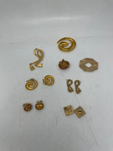 Load image into Gallery viewer, Women's Gold Tone Brooches and Earrings (8 Pcs)