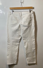 Load image into Gallery viewer, Authentic Simply Vera Vera Wang Womens White Denim Mid-Rise Capri Jeans Size 6