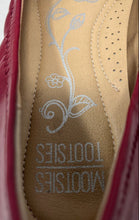 Load image into Gallery viewer, Mootsies Tootsies Womens Cameo Red Leather Slip-On Ballet Flats Size 8M