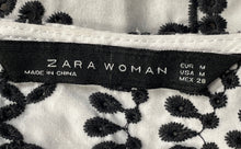 Load image into Gallery viewer, Zara Womens White Black Printed Short Sleeve V-Neck Cropped Blouse Top Size M