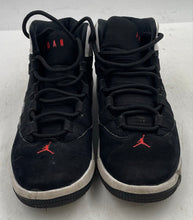 Load image into Gallery viewer, Authentic Nike Boys Air Jordan Max Aura Black White Sneakers Shoes 2.5Y Damaged
