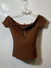 Load image into Gallery viewer, Guess Womens Brown Ribbed Short Sleeve Off The Shoulder Zipper Blouse Top Size M