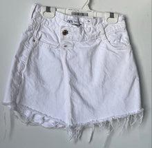 Load image into Gallery viewer, Zara Womens White Distressed Raw Hem Denim Boyfriend Shorts Size XS