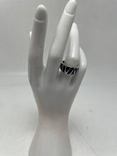 Load image into Gallery viewer, Women's Silver Tone Ring Size 7. Weight 4.8g (NCL)