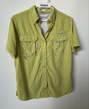 Load image into Gallery viewer, Columbia Mens Green Short Sleeve Back Vented Fishing Button-Up Shirt Size S