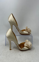 Load image into Gallery viewer, Badgley Mischka Womens Ivory Leather Slip-On Stiletto D'Orsay Heels Size 6M