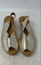 Load image into Gallery viewer, Toni Pons Womens Bernia-P Golden Tone Wedge Espadrille Sandal Size EUR 39