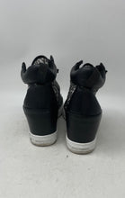 Load image into Gallery viewer, Juicy Couture Womens Jorgia Black White Monogram Round Toe Sneaker Shoes Sz 9.5