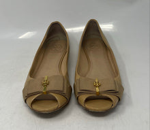 Load image into Gallery viewer, Authentic Tory Burch Womens Trudy Beige Leather Peep Toe Ballet Flats Sz 7C Worn