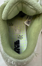 Load image into Gallery viewer, Nike Womens Dunk Low SE DQ7579-300 White And Green Round Toe Sneakers Shoes Sz 9