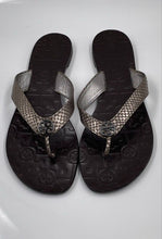 Load image into Gallery viewer, Authentic Tory Burch Womens Thora Gray Leather Flip-Flop Sandals Size 9M Damaged