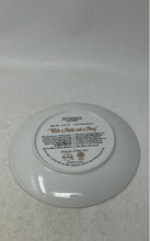 Load image into Gallery viewer, Knowles Walt Disney Snow White With A Smile And A Song Collector Plate