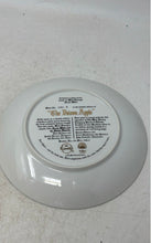 Load image into Gallery viewer, Knowles Walt Disney Snow White The Poison Apple Decorative Collector Plate