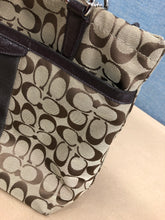 Load image into Gallery viewer, Coach Woman Bag.
