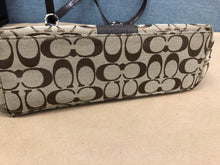 Load image into Gallery viewer, Coach Woman Bag.