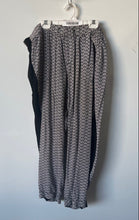 Load image into Gallery viewer, Old Navy Womens Black White Printed Tapered Leg Joggers Pants Size XL
